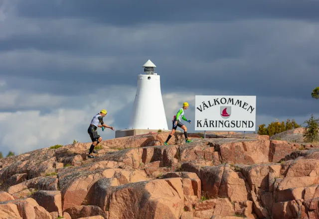 swimrunnare vid käringsund på klippor